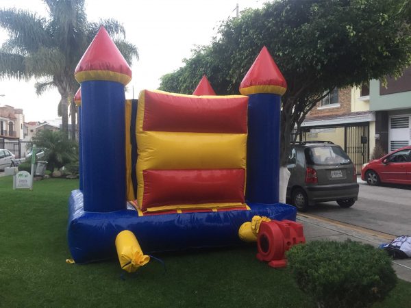 Castillos inflable de colores postes azules